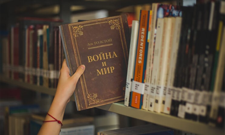 В списке на лето — Толстой и Достоевский. А подросток не берется за книги