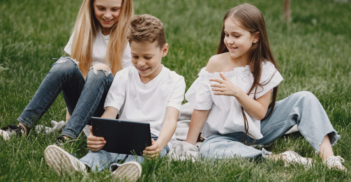 Каникулы, а подросток лежит на диване со смартфоном. 5 способов сократить экранное время