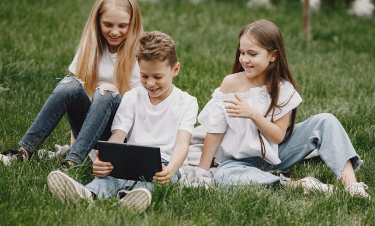 Каникулы, а подросток лежит на диване со смартфоном. 5 способов сократить экранное время