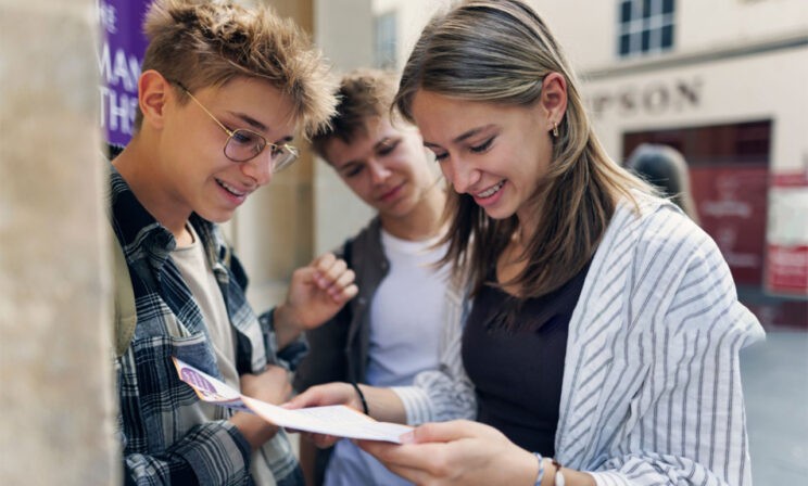 «Ложилась в час-два ночи, читала всегда и везде, помнила, что мне нужно». Стобалльники — о подготовке к ЕГЭ