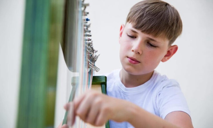 Мальчик с аутизмом увлекся арфой и стал мировой звездой