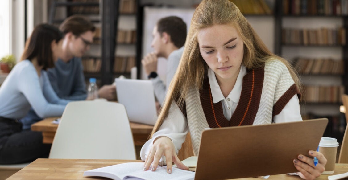 Стало известно, сколько школьников в России набрали 300 и 200 баллов на ЕГЭ