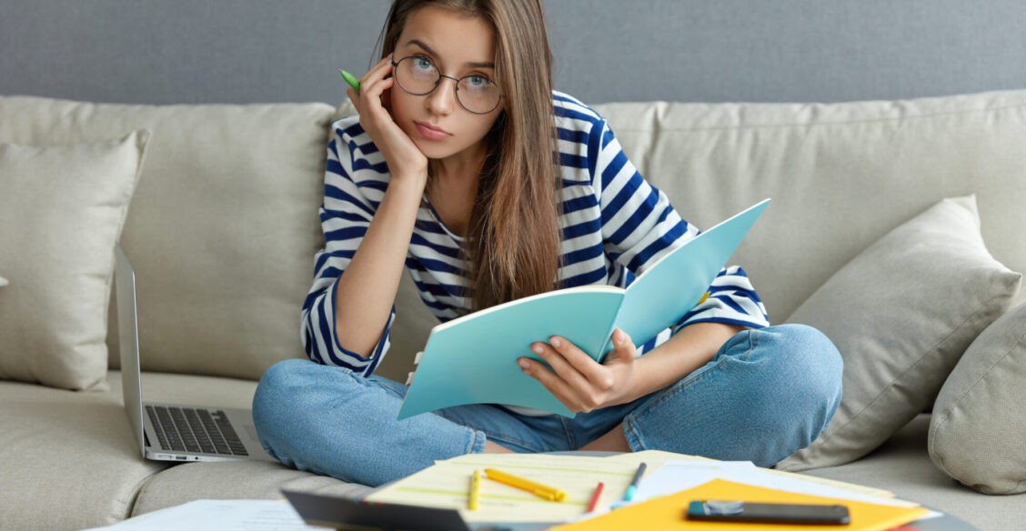 «На подготовку к ЕГЭ мы потратили столько же, сколько за год в МГУ». Родители — о платном обучении