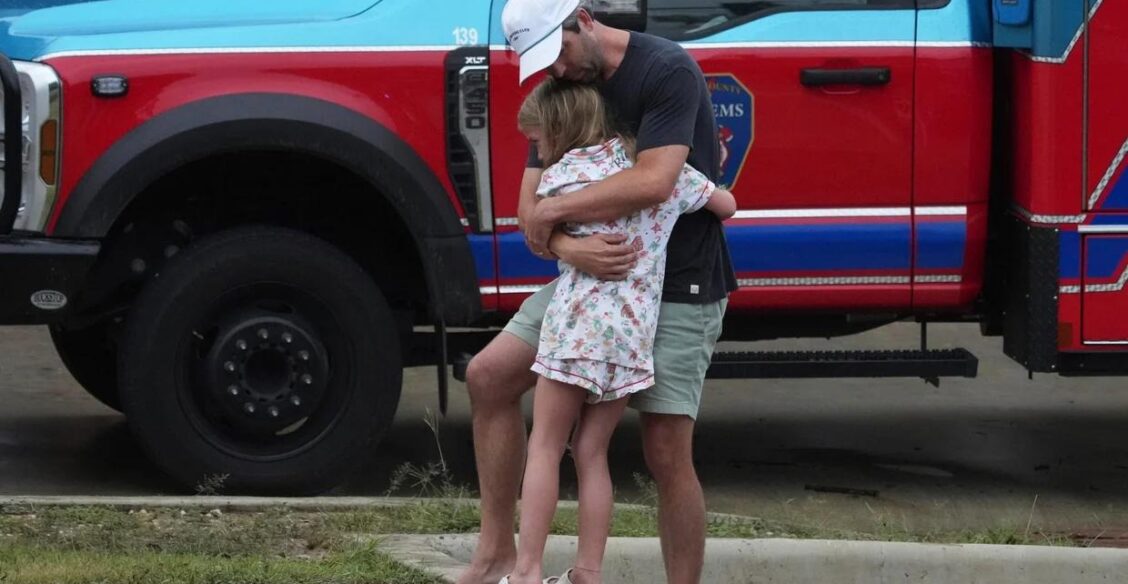 «Я буду искать дочь, пока не найду ее». 27 человек погибли в детском лагере в Техасе