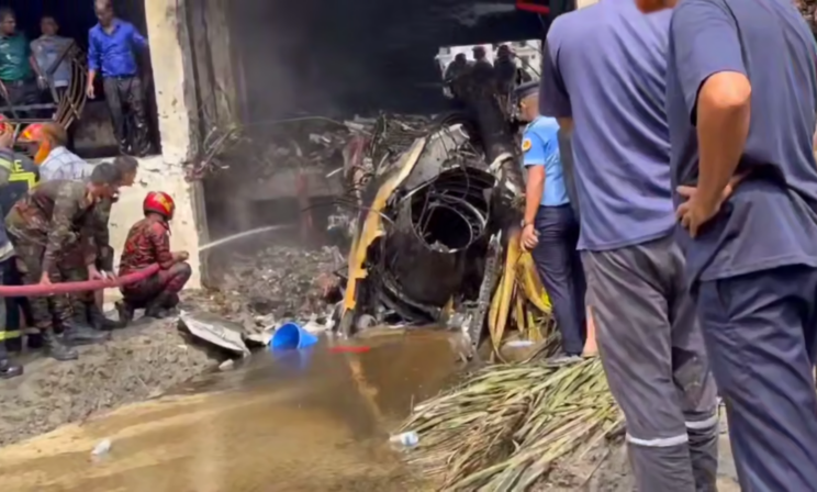 Учебный военный самолет упал на колледж в Бангладеш, погибли 19 человек