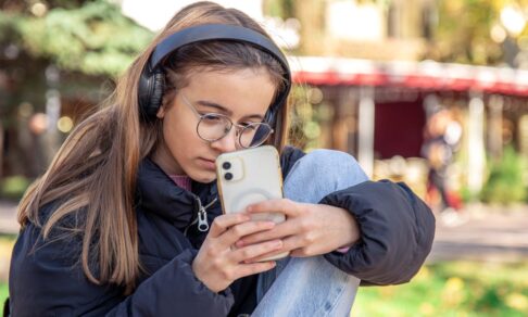 Исследование: использование смартфонов до 13 лет связано с рисками для психики