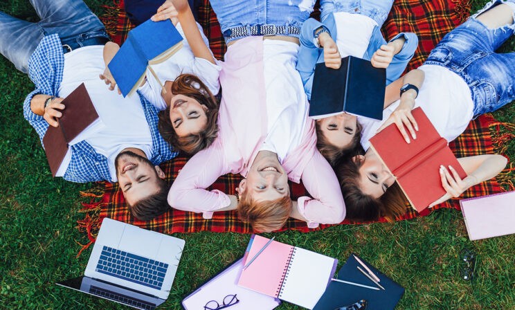 Побеждают на Всеросе и решают задачи после отбоя. Вожатые — об одаренных детях