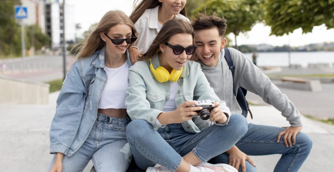 «Мне страшно, что летом ребенок теряет время». О чем договориться, если он лежит с телефоном