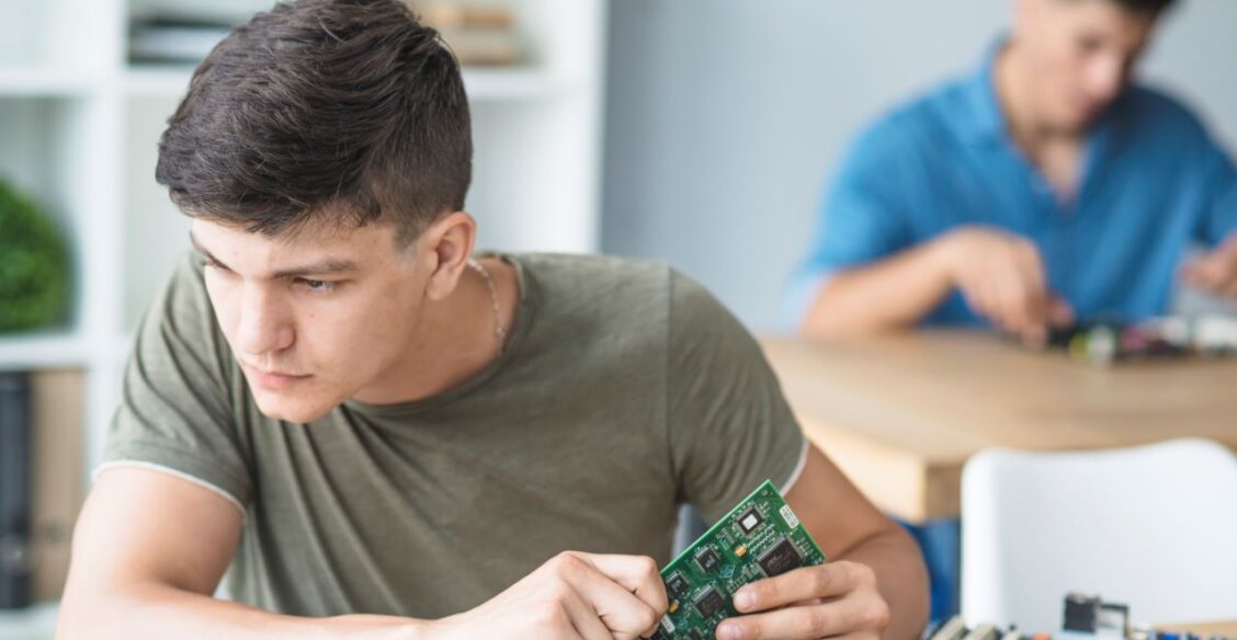 «Наблюдаем феномен»: в колледжи и техникумы России подано в два раза больше заявлений