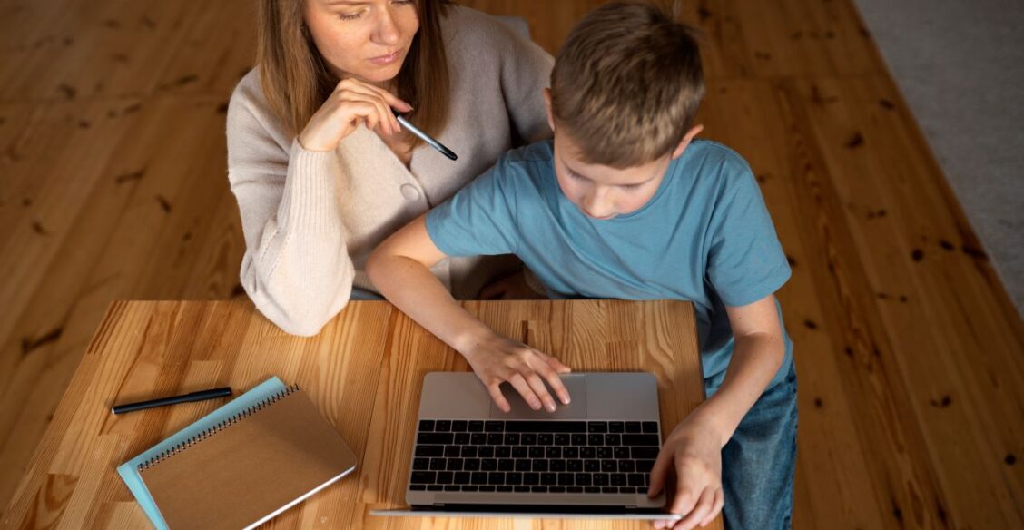 Школьные чаты переводят в госмессенджер Max: к сентябрю в него встроят «Сферум»