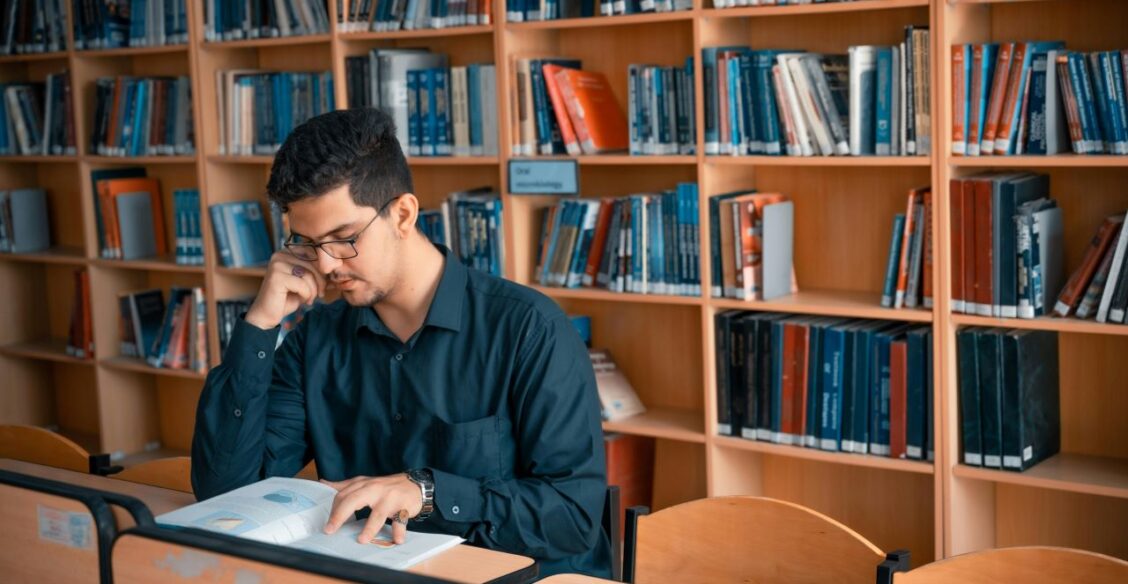 Половина студентов России учатся платно, большинство — на юристов и экономистов