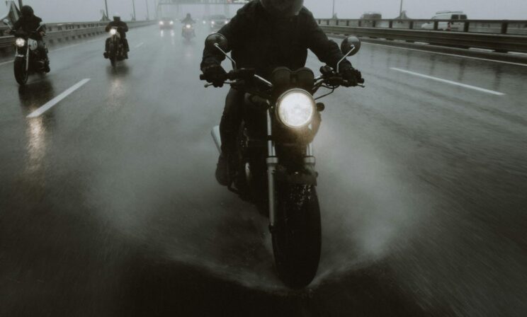 В Англии 1500 байкеров сопроводили на выпускной подростка, подвергшегося травле