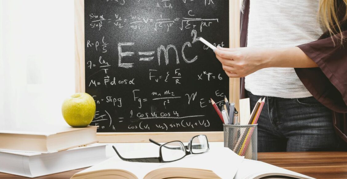 Депутат Госдумы предложил платить 13-ю зарплату учителям за работу на ЕГЭ и ОГЭ