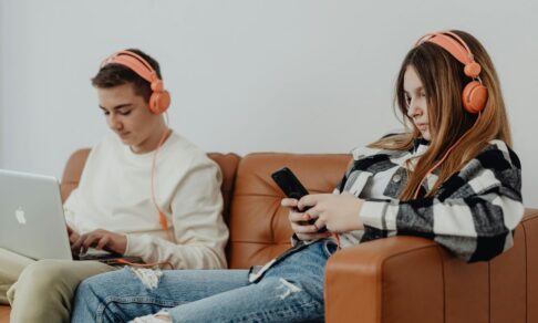 Исследование: дети и подростки стали самостоятельно ограничивать экранное время