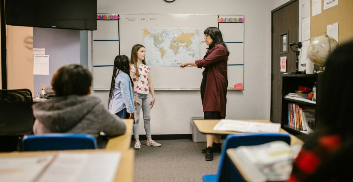 Опрос: больше 60% российских учителей столкнулись с оскорблениями от школьников