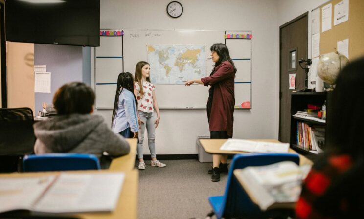 Опрос: больше 60% российских учителей столкнулись с оскорблениями от школьников