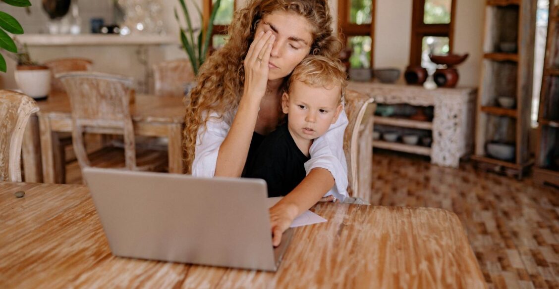 Исследование: раннее родительство увеличивает риск проблем с психическим здоровьем