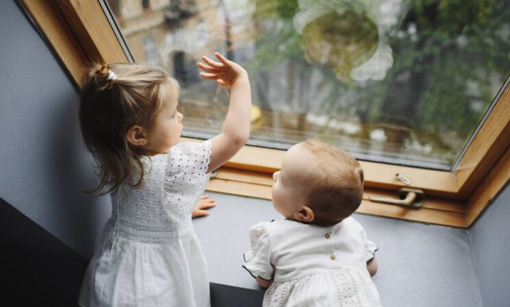 В Магадане годовалая девочка и трехлетний мальчик выжили после падения из окна