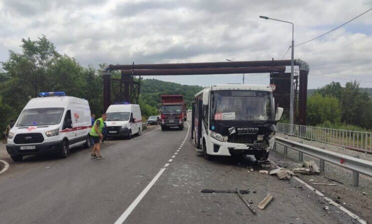 Двое подростков пострадали в ДТП с маршруткой в Приморье