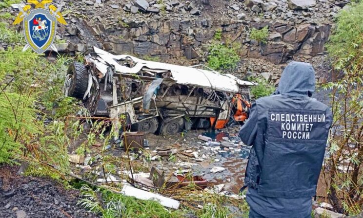 В Якутии упал в обрыв КамАЗ с вахтовыми рабочими, погибло 13 человек