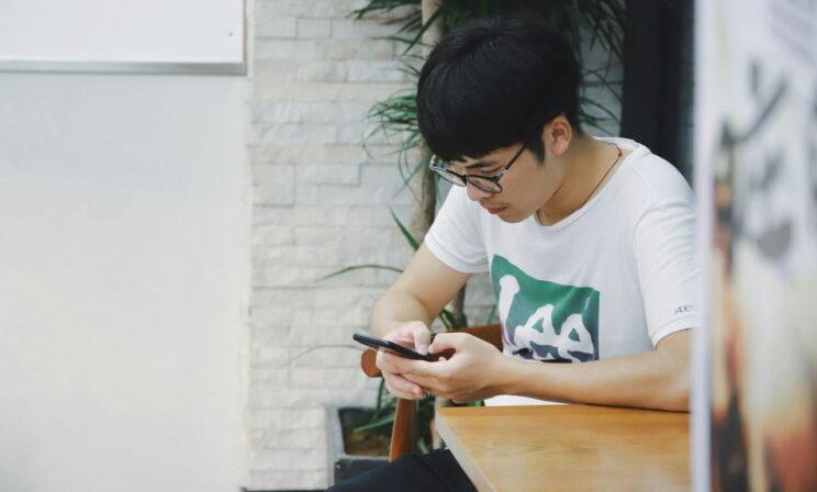 Подростка в Китае родители выгнали из дома из-за низких баллов на экзамене