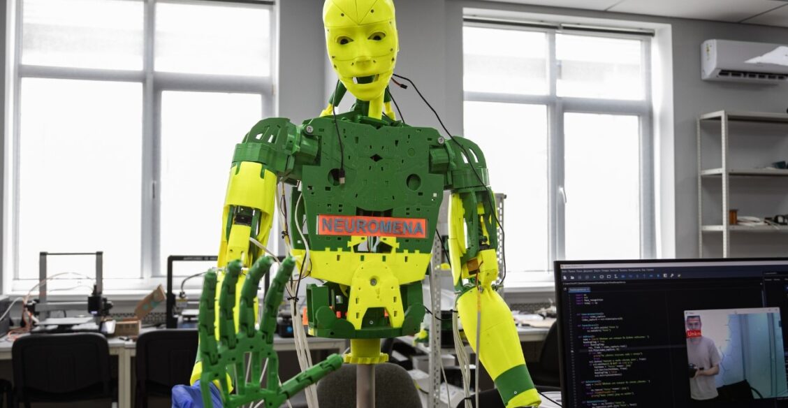 Ученые из ЮФУ создали человекоподобного робота с «чувствительными» руками