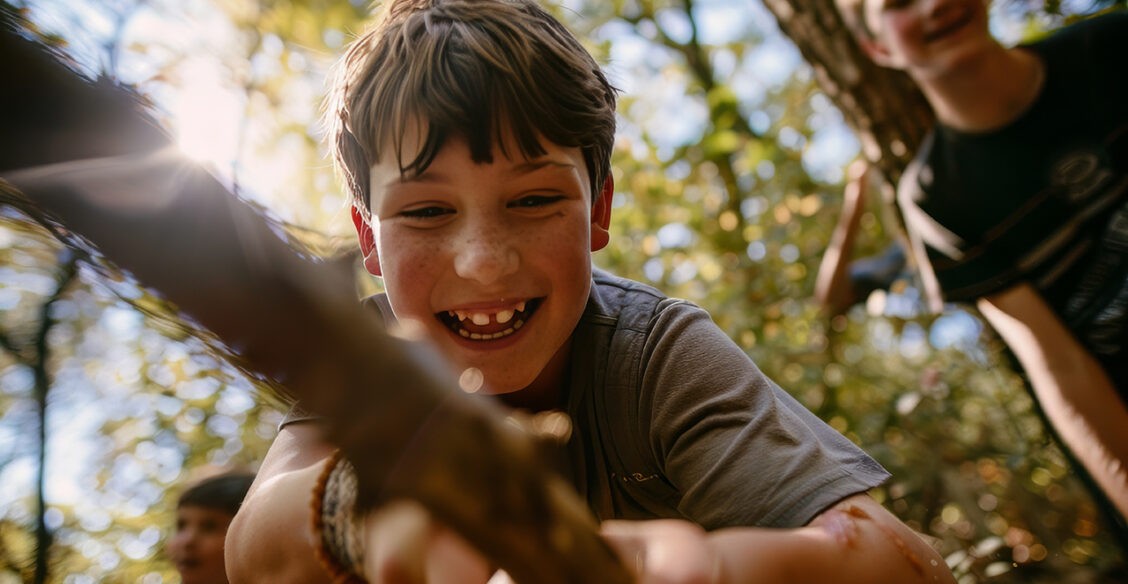 «А давайте вожатой битого стекла на порог насыпем». Истории из лагеря — от самых незащищенных педагогов
