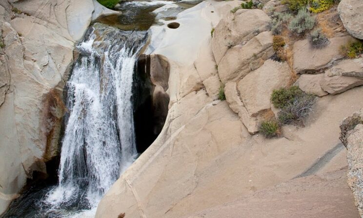 Мужчина выжил после двух суток в пещере за водопадом в Калифорнии
