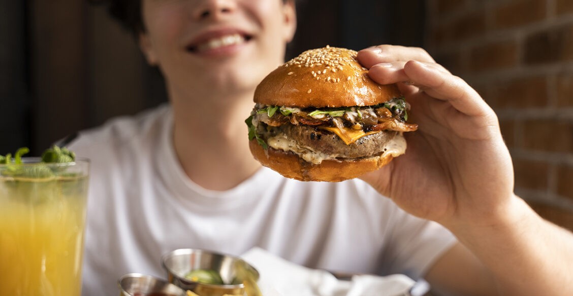 «Слежу за диетой 16-летнего сына, но он ест бургеры тайком». Есть ли способ объяснить, что это вредно?