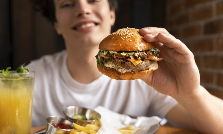 «Слежу за диетой 16-летнего сына, но он ест бургеры тайком». Есть ли способ объяснить, что это вредно?