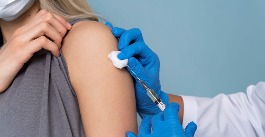 Роспотребнадзор: массовая вакцинация от менингококка в России пока не нужна