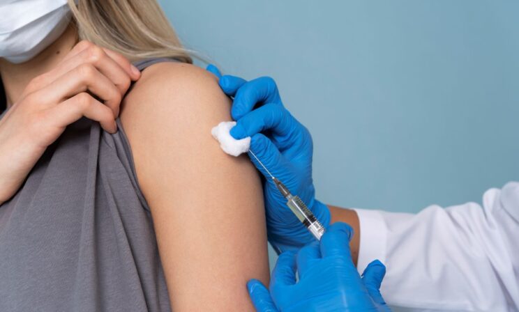 Роспотребнадзор: массовая вакцинация от менингококка в России пока не нужна