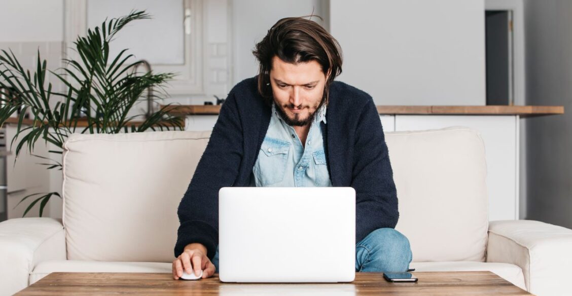 «Это спасло мне жизнь»: люди по всему миру все чаще обращаются к ИИ-терапевтам