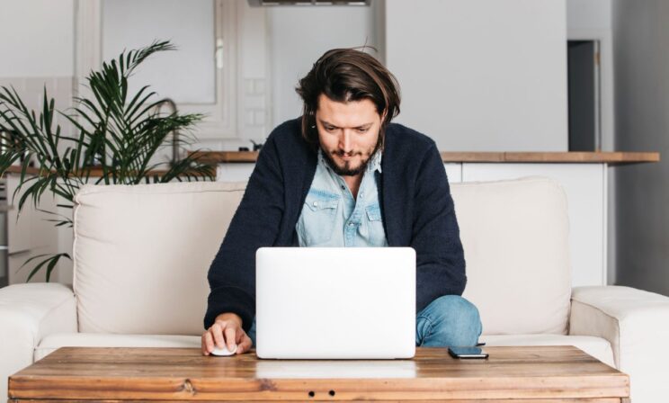 «Это спасло мне жизнь»: люди по всему миру все чаще обращаются к ИИ-терапевтам