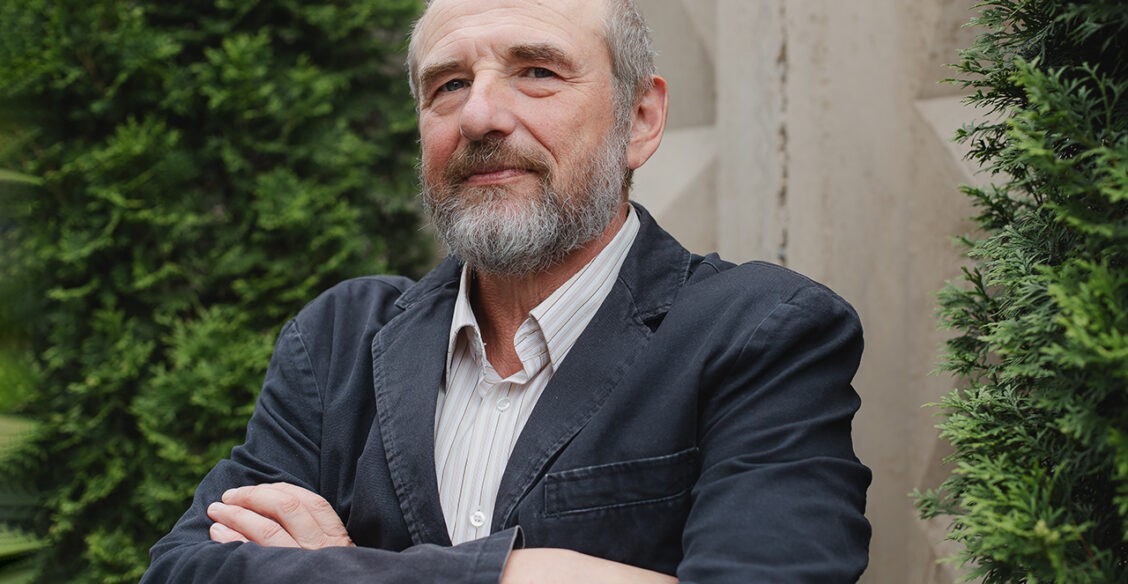 «Я собирался мести улицы и стать великим русским писателем». Филолог Александр Кравецкий