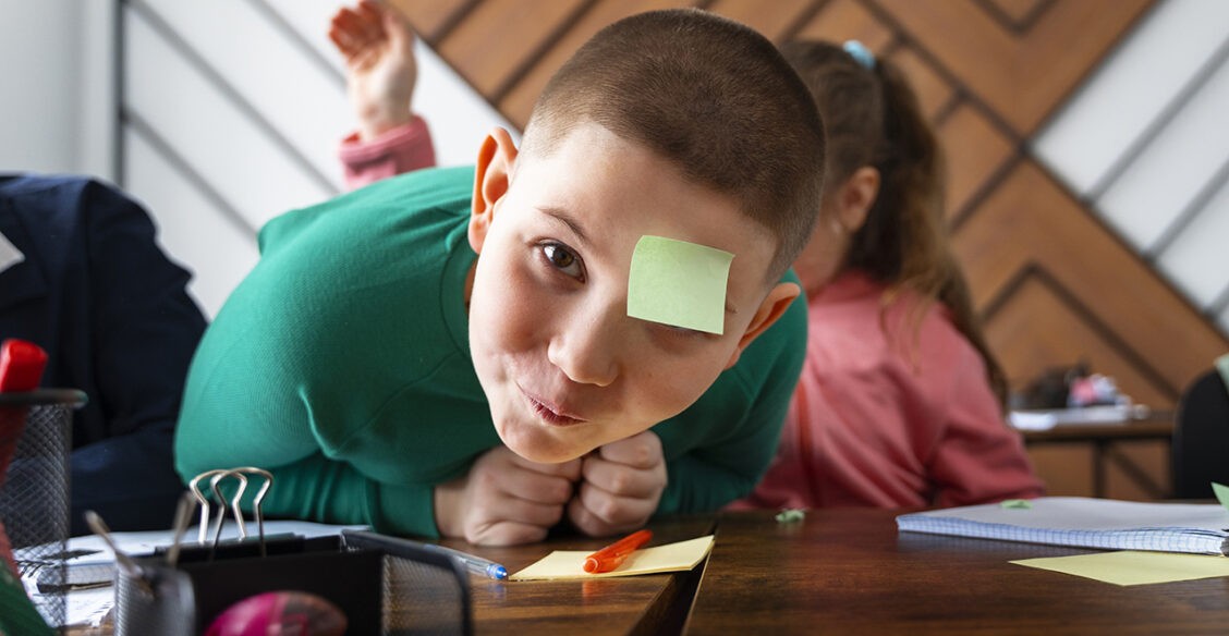 Не слушается учителя, вертится на стуле, грубит. Что делать, если ребенок плохо ведет себя в школе?