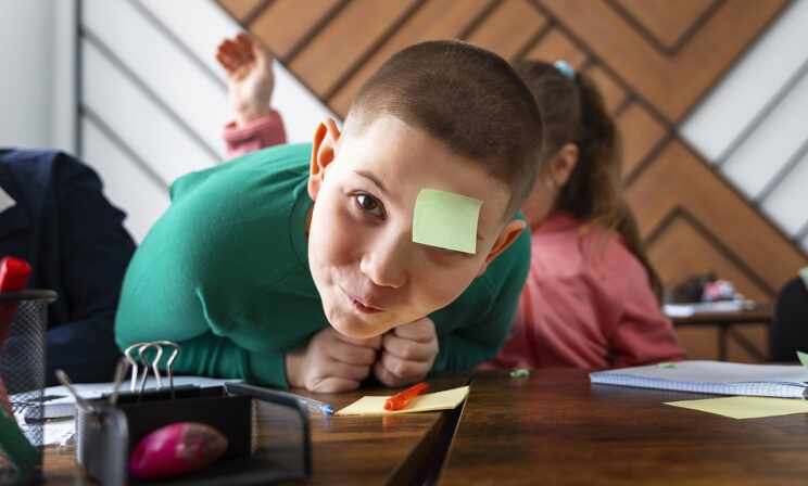 Не слушается учителя, вертится на стуле, грубит. Что делать, если ребенок плохо ведет себя в школе?