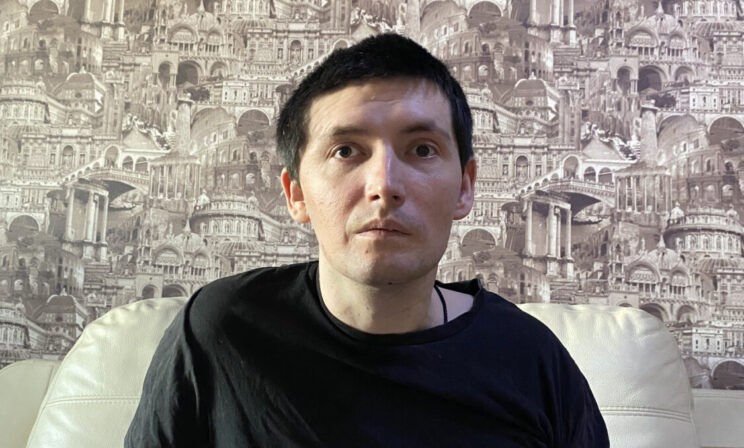 Влад выжил после разрыва аневризмы, но борьба только начинается