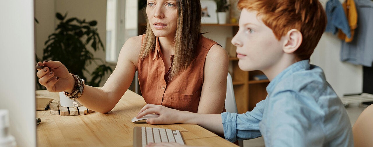 «Сын в 9 лет хочет свой блог, а я не хочу ночами монтировать с ним видео». Как поддержать, не делая все за него