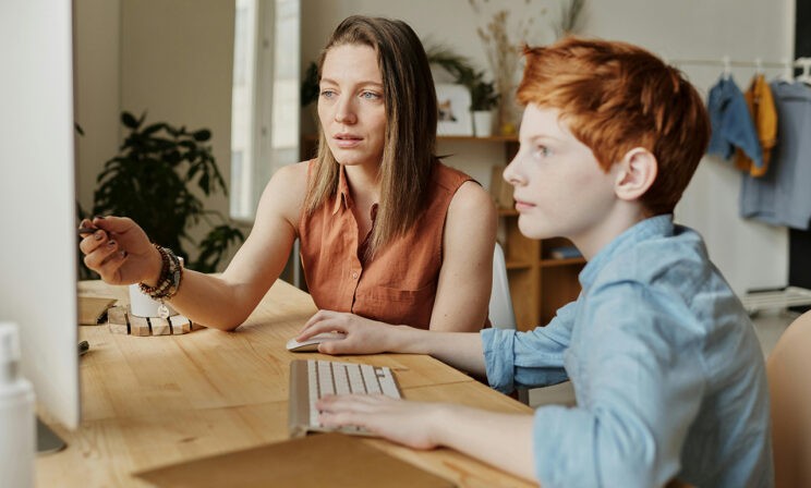 «Сын в 9 лет хочет свой блог, а я не хочу ночами монтировать с ним видео». Как поддержать, не делая все за него