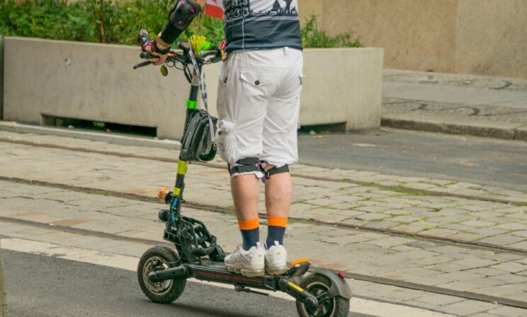 Пользователям электросамокатов начали персонально снижать скорость