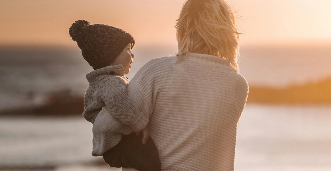 «Я родила в 18 и сама была еще ребенком». Соло-мамы — о настоящем одиночестве