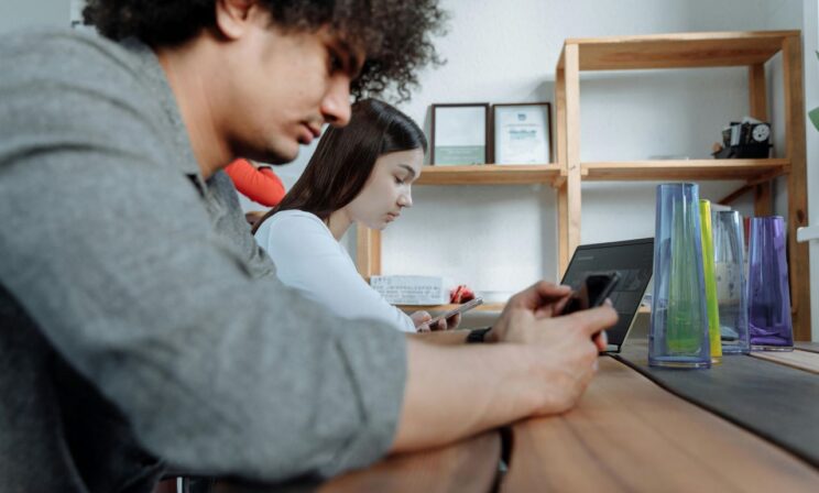 Студенты 11 российских вузов применили ИИ для написания дипломов