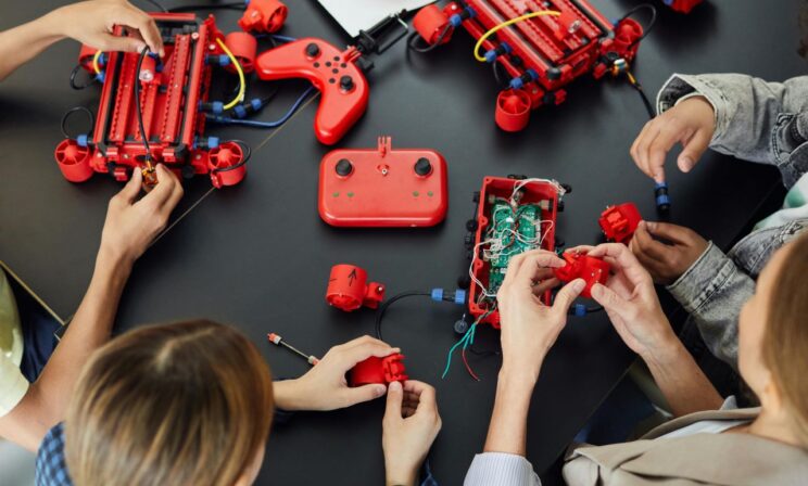 Роботы и пластик из водорослей: школьники из России получили 12 наград на выставке в Японии