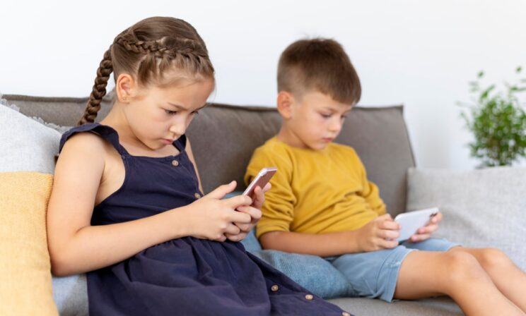 Минцифры РФ предложило внедрить отдельные SIM-карты для детей до 14 лет