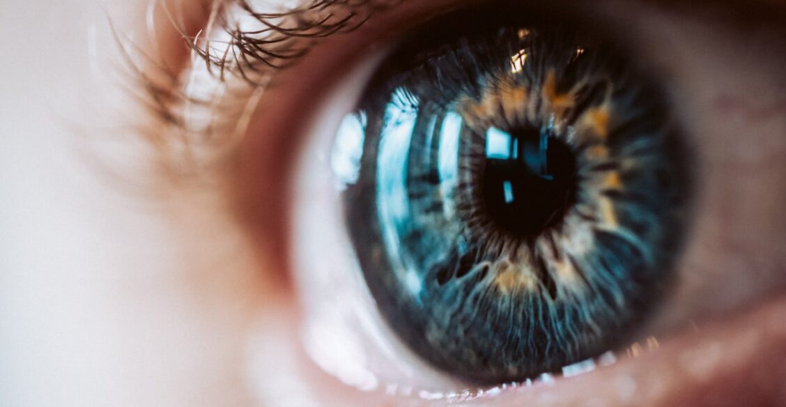 Электричество вместо лазера: ученые разработали новый способ коррекции зрения