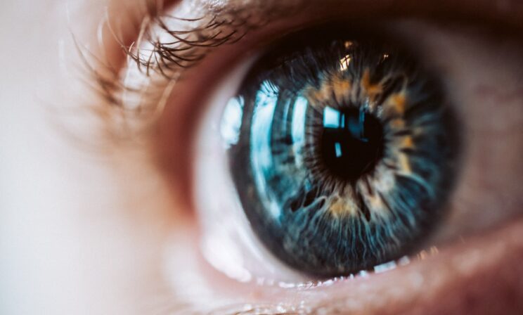 Электричество вместо лазера: ученые разработали новый способ коррекции зрения