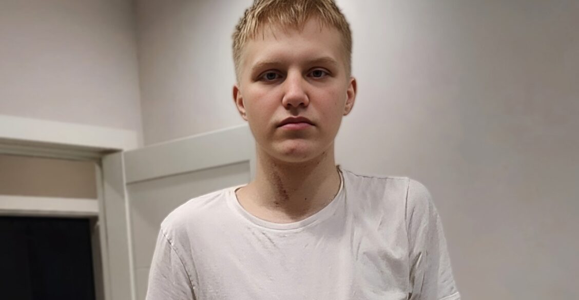 Денис нырнул в бассейн и сломал шею