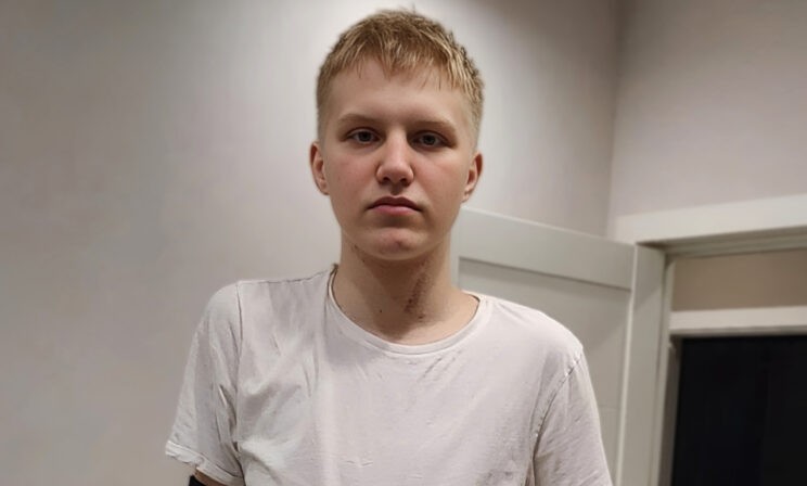 Денис нырнул в бассейн и сломал шею