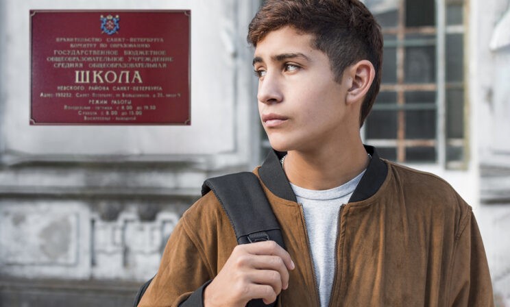 «Если детей в 16 лет лишить образования, куда они пойдут?» Учителя — о платном обучении для мигрантов